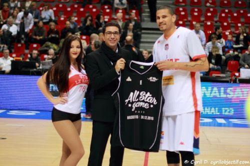 A.D. Vassallo reçoit son maillot de All Star LNB 2015